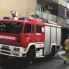 VELIKI POŽAR U CENTRU GRADA: Gori krov zgrade u Sarajevu, četiri ekipe vatrogasaca POJURILE NA TEREN (VIDEO)