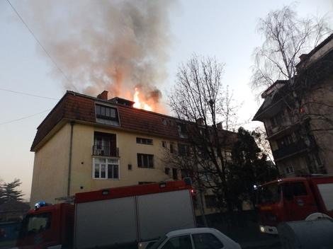 VELIKI POŽAR U KRALJEVU Potkrovlje stambene zgrade u plamenu, stanari evakuisani (VIDEO)