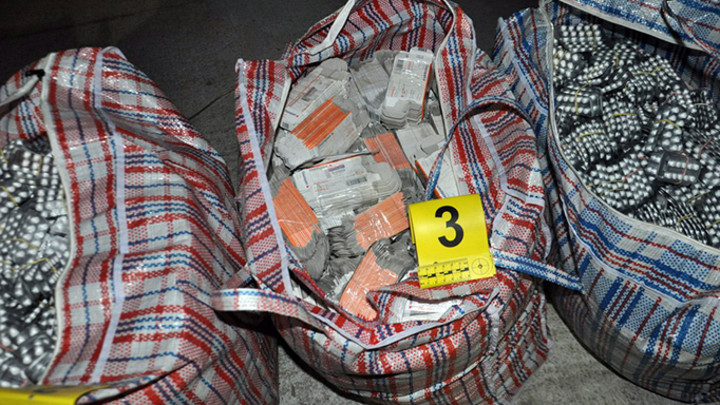 VELIKI ULOV CARINIKA NA BATROVCU: Uhapšen zbog šverca 300.000 tableta diazepama (FOTO)