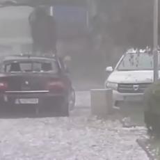 VELIKO NEVREME ZAHVATILO RUMUNIJU: Grad veličine lešnika, lomio stakla na automobilima! (VIDEO)