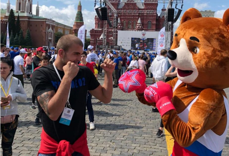 VELJKO RAŽNATOVIĆ DEO ISTORIJE: Oboren Ginisov rekord! Neverovatan bokserski spektakl na Crvenom trgu u Moskvi (VIDEO)