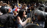 VENECUELA I DALjE U MRAKU: Sukobi policije i vojske sa opozicionim deomonstrantima;Nad Venecuelom izvršen teroristički akt? (FOTO)