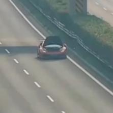 VEOMA NEODGOVORNO PONAŠANJE: Pokvario mu se Lamborghini, pa napravio haos na putu (VIDEO)