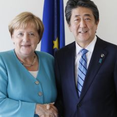 VEOMA SAM UZNEMIRENA Merkelova se potresnom porukom oprostila od Šinzo Abea Moje misli su usmerene ka njegovoj porodici - tugujem sa njima