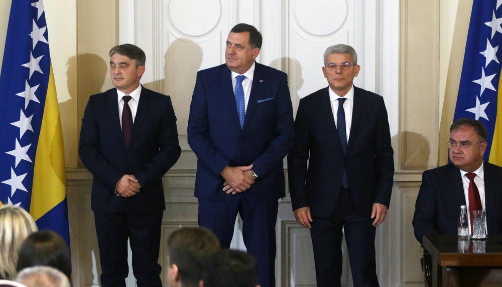 VESELA POSETA SLOVENIJI: Pahor doveo harmonikaše članovima Predsedništva BiH, Dodik ih odmah zakitio! (FOTO)