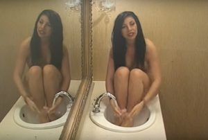 VIDEO 18+ Učesnica Parova se bez blama kupala u lavabou