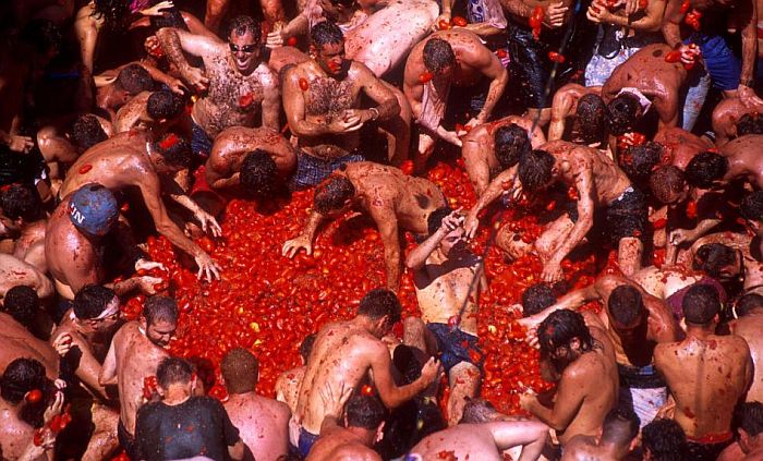 VIDEO: 20.000 ljudi se gađalo paradajzom u Španiji