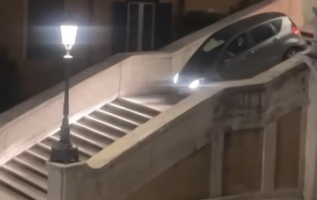 VIDEO: 80-godišnjak se Mercedesom A klase spustio niz istorijske stepenice u Rimu