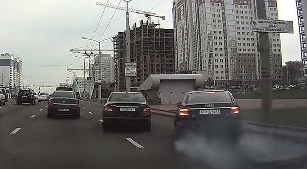 VIDEO: Audi udario u Mercedes i poleteo u nebo