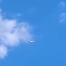 (VIDEO) Avion kruži već neko vreme: Misteriozna situacija na nebu iznad Niša - Problem nastao čim je poleteo sa aerodroma