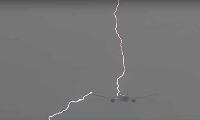 VIDEO: Avion u trenutku poletanja pogodila munja