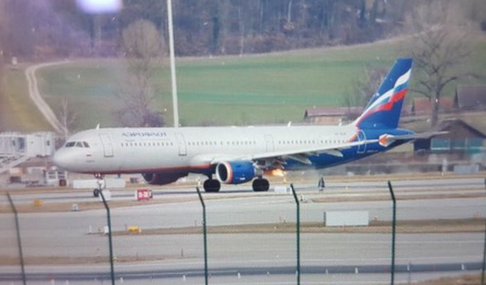 VIDEO: Avionu Aeroflota se zapalio motor