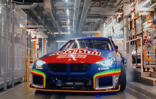 VIDEO: BMW M2 drift kroz BMW fabriku u Minhenu