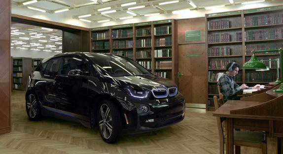 VIDEO: BMW i3 se gotovo nečujno provozao bibliotekom