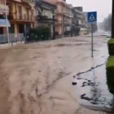 (VIDEO) BUJICE TEKLE ULICAMA I NOSILE AUTOMOBILE! Stravično nevreme pogodilo Siciliju!