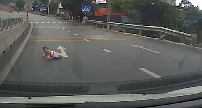 VIDEO: Beba puzala auto-putem 