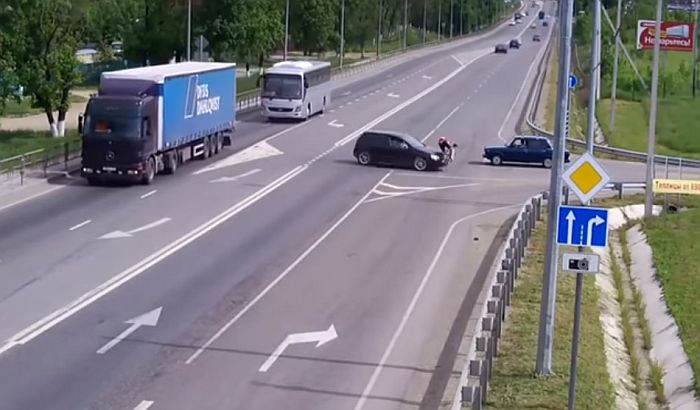 VIDEO: Biciklista za dlaku izbegao smrt, vozač ga nije video