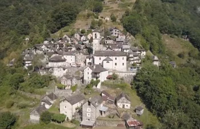 VIDEO: Celo selo pretvaraju u hotel