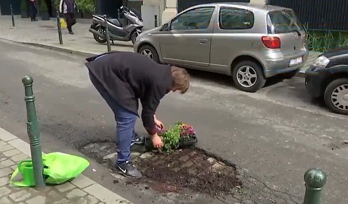 VIDEO: Cvećem krpi rupe na putu