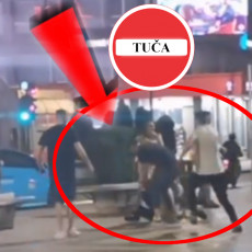 (VIDEO) DEVOJKE VRIŠTALE DA PRESTANU! Užasavajući snimak TUČE u centru Niša - žestok OBRAČUN posle sinoćnjeg provoda