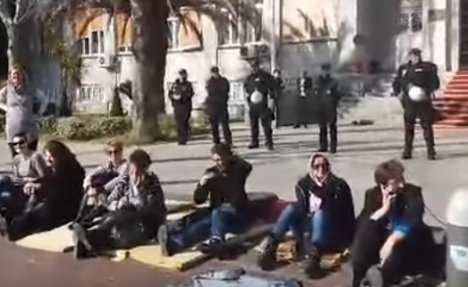 (VIDEO) DRAMA U PODGORICI: Majke legle ispred skupštine, prete štrajkom glađu