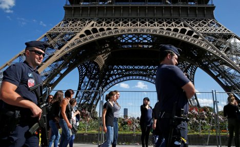 (VIDEO) OVAJ TERORISTA JE PUCAO U PARISKE POLICAJCE: Jedan napadač likvidiran, za drugim se traga