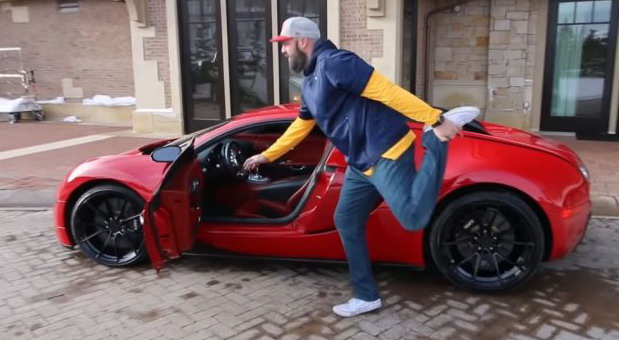 VIDEO: Da li čovek od 2 metra i 120 kg može da sedne u Bugatti Veyron?