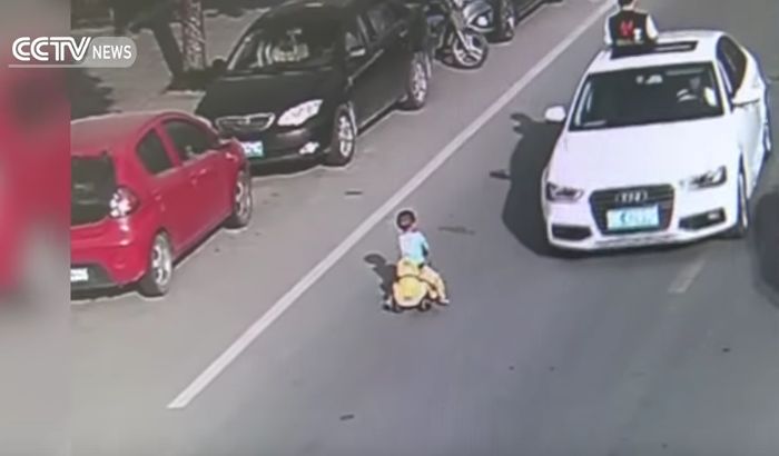VIDEO: Dečak vozio automobil-igračku kroz saobraćajnu gužvu