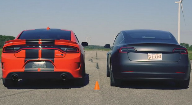 VIDEO: Dodge Charger SRT Hellcat vs Tesla Model 3 Performance