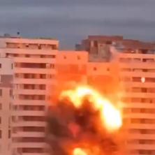 (VIDEO) Dronovi preplavili nebo iznad Kijeva: Usnimljen napad na stambenu zgradu, 14 osoba poginulo