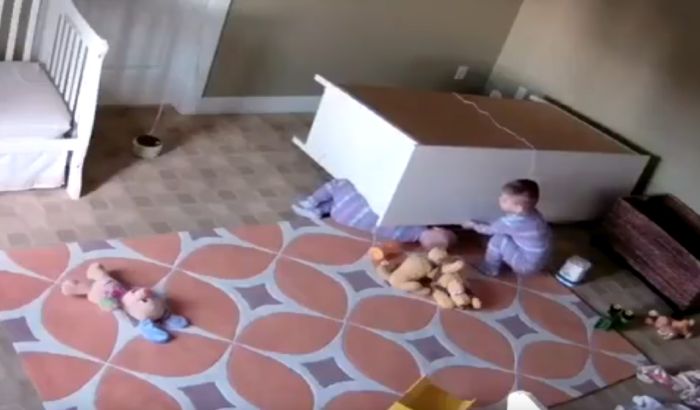 VIDEO: Dvogodišnjak spasao brata na kojeg je pala komoda