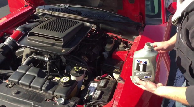VIDEO: Evo kako naliti ulje u motor a da ga ne prolijete