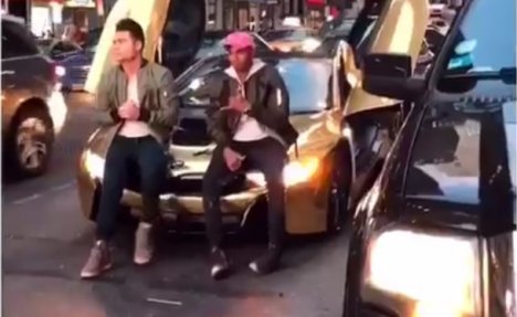 (VIDEO) FOTKA IH JE SKUPO KOŠTALA! Zaustavili saobraćaj zbog selfija, pa se odmah pokajali!