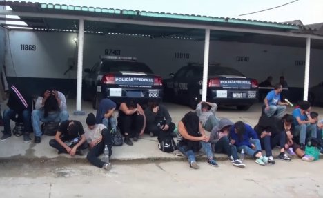 (VIDEO) GUŠILI SE U PRIKOLICI: Policija došla da ispita sudar, pronašla 110 migranata u kamionu