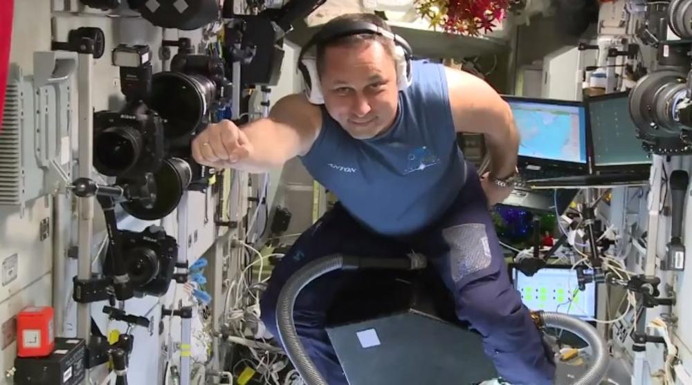 (VIDEO) HIT SNIMAK! RUSKI ASTRONAUT LETEO NA USISIVAČU: Često su ga pitali da li to radi, pa rešio da isproba!