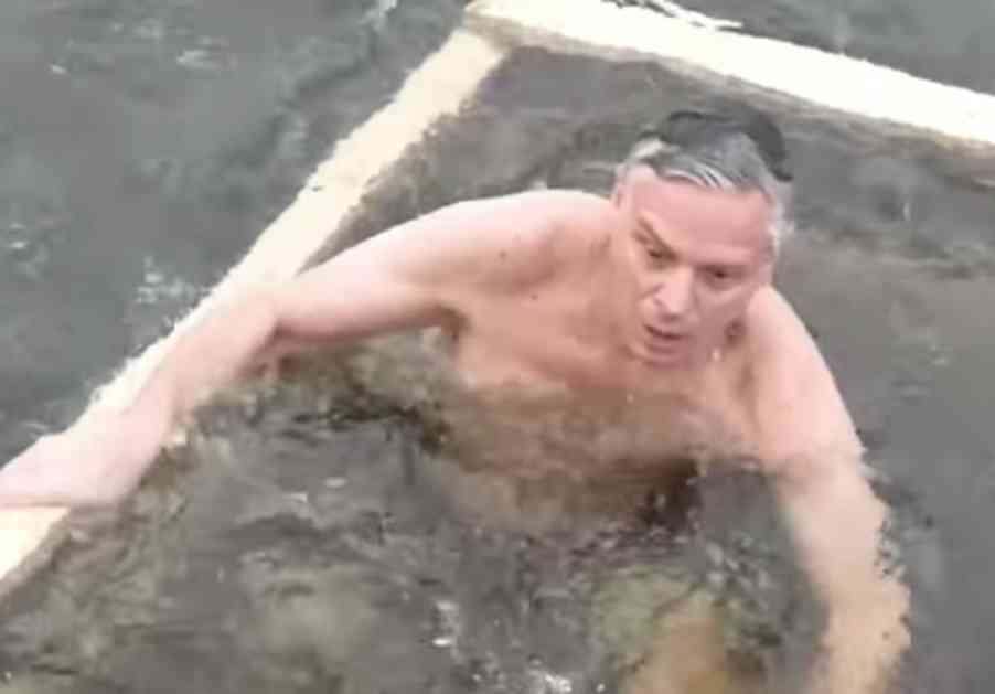 (VIDEO) HLADNA KUPKA ZA OTOPLJAVANJE ODNOSA: Ambasador SAD u Rusiji na Bogojavljenje ušao u ledenu vodu