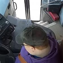 (VIDEO) HRABRI UČENIK U POSLEDNJEM TRENUTKU SPREČIO TRAGEDIJU! Vozač autobusa se onesvestio tokom vožnje, isplivao DRAMATIČAN SNIMAK