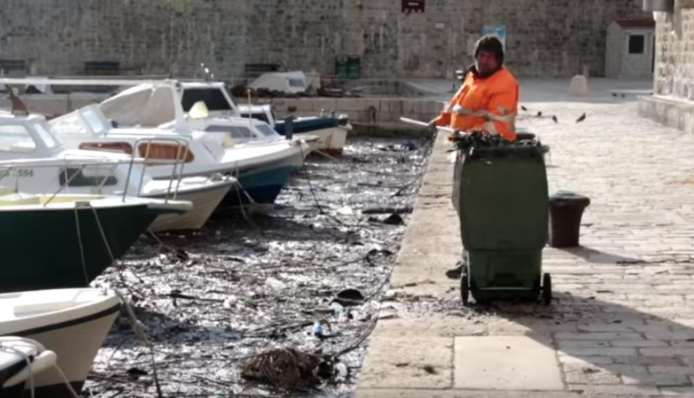 (VIDEO) HRVATI U PANICI: More je na obalu poslednjih dana izbacilo tone smeća, bombu i mrtvog kita!