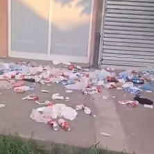 (VIDEO) Haos u Leskovcu: Muškarac kroz prozor bacao smeće i pivske flaše - prolaznici sve zabeležili, policija intervenisala