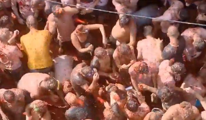 VIDEO: Hiljade ljudi se gađalo paradajzom na festivalu u Španiji