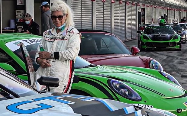VIDEO: Ima 83 godine, ali i dalje juri stazom u Porscheu i Lamborghiniju