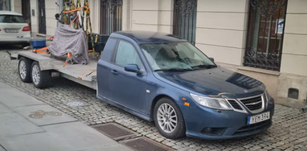 VIDEO: Ispred švedskog ministarstva spoljnih poslova se pojavio čudni Saab