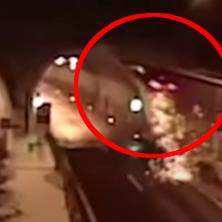 (VIDEO) JEZIVE SCENE NA AUTOPUTU! Automobil udario u PLAFON tunela, poleteo kao na igrici - vozač čudom ostao NEPOVREĐEN