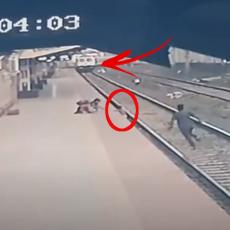 (VIDEO) JEZIVI SNIMAK SPAŠAVANJA DETETA: Policajac ga sklonio sa šina sekund pre nego što ga je udario voz
