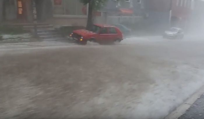 VIDEO: Jaka kiša i grad u Užicu, reke na ulicama