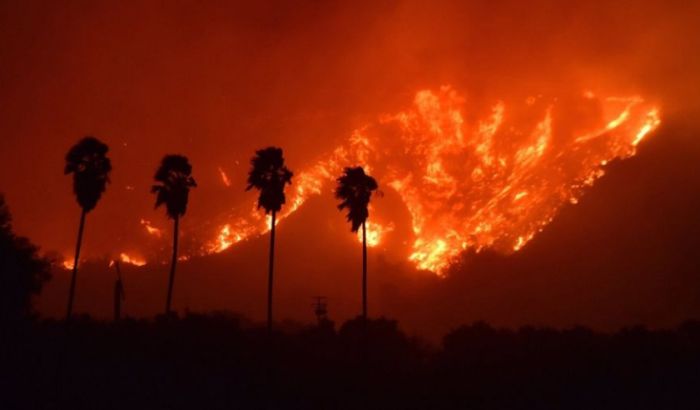 VIDEO: Jedna osoba poginula u velikom požaru u Kaliforniji