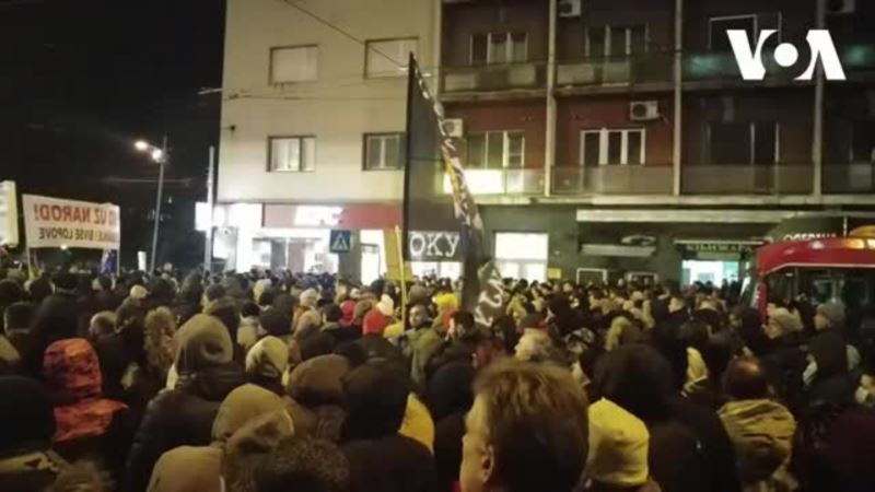 VIDEO Još jedan protest u Beogradu: Građani po zidovima lepili laži Aleksandra Vučića