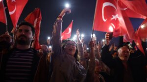 (VIDEO) „Jutro je, jutro je“ – hit i na izborima u Turskoj, na slavlju protivnika Erdogana i zastava SFRJ