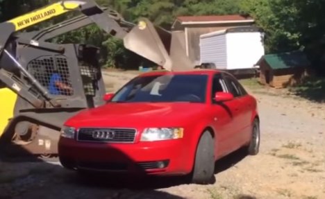 (VIDEO) KAD ĆERKA RAZBESNI TATU: Bagerom joj uništio skupi auto, a razlog će vas ŠOKIRATI! 