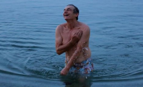 (VIDEO) KAD GA VIDIŠ DA SE SMRZNEŠ: Šibenčanin se kupa u moru iako je debeli minus!